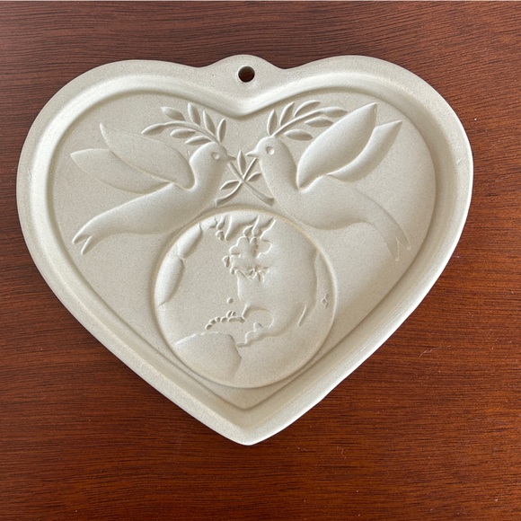 Two Pampered Chef Stoneware Cookie Molds Peace on Earth Heart /Patriotic Heart - Picture 3 of 8